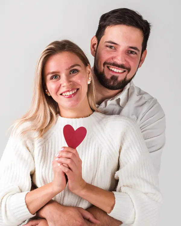 Pareja posando para una fotografía original utilizada para crear imágenes de boda con inteligencia artificial