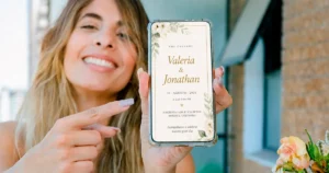 Invitación digital para boda mostrando elementos esenciales en pantalla de celular